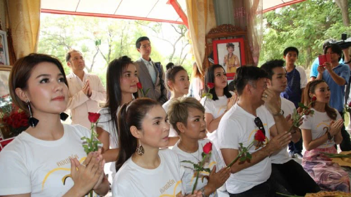 ลูก-ผัว–น้อง บอก’พุ่มพวง’ให้ 25ปีดวงจันทร์ กลางดวงใจ ปัง ปัง ลูก-ผัว–น้อง บอก’พุ่มพวง’ให้ 25ปีดวงจันทร์ กลางดวงใจ ปัง ปัง