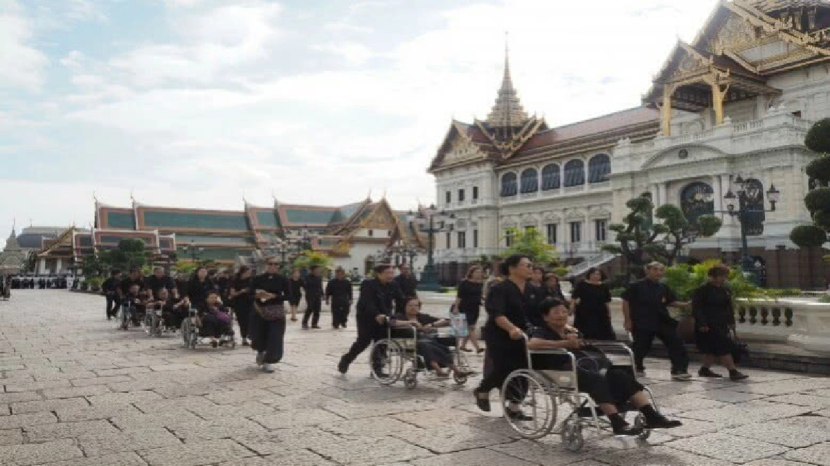 ประชาชนเข้ากราบพระบรมศพแล้วกว่า 6ล้านคน ประชาชนเข้ากราบพระบรมศพแล้วกว่า 6ล้านคน