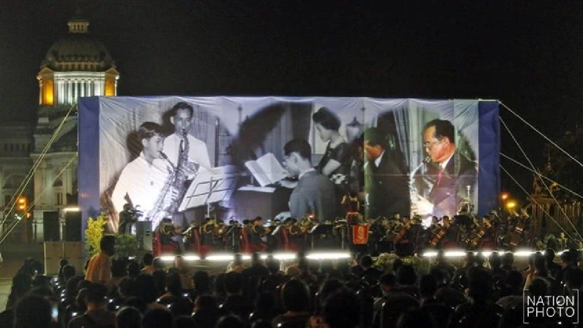 ดุริยางค์เหล่าทัพบรรเลงดนตรีขับกล่อม ณ ลานพระบรมรูปทรงม้า