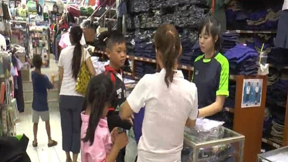 ผู้ปกครองแห่ซื้อชุดนร.รับเปิดเทอม ผู้ปกครองแห่ซื้อชุดนร.รับเปิดเทอม