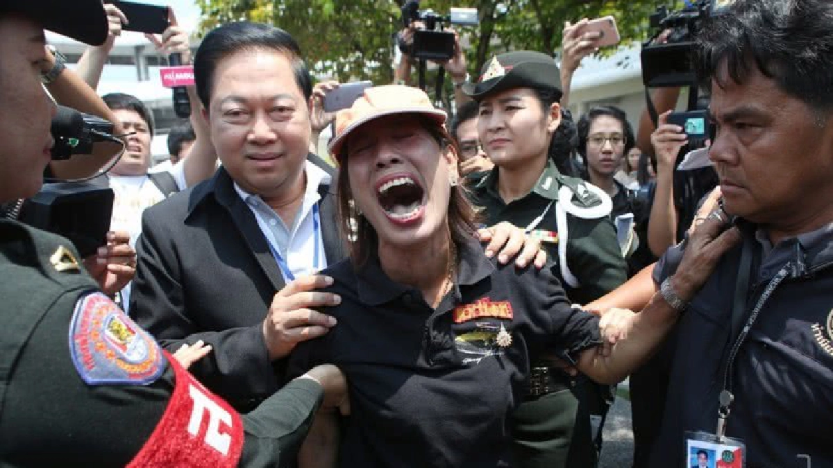 หญิงบุกเดี่ยวประชิดรถนายกฯร้องถูกโกง !! หญิงบุกเดี่ยวประชิดรถนายกฯร้องถูกโกง !!