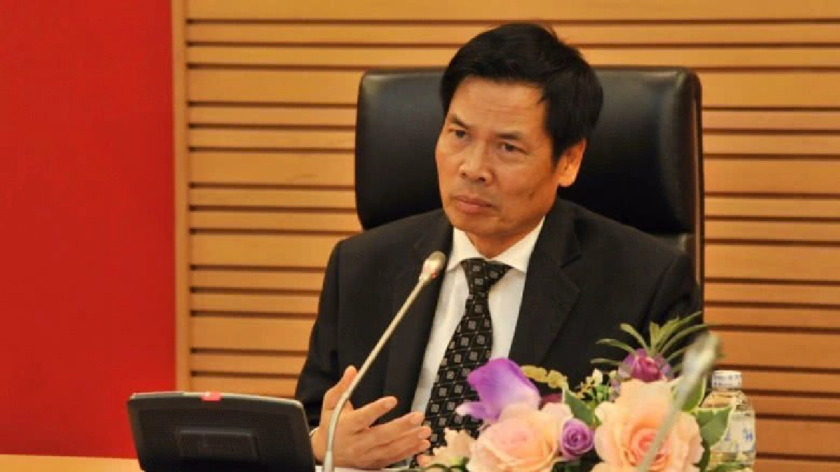 "สุเทพ"เดินสายคุยเด็กอาชีวะหน้าเสาธงรับเปิดเทอม