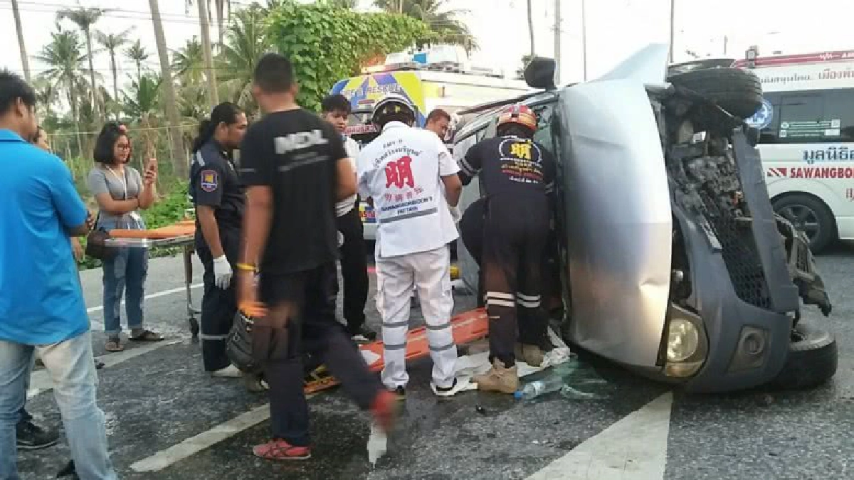 ลุงวัย74พกเงินสดนับล้านซิ่งกระบะเสยกำแพงกั้นตอม่อ ลุงวัย74พกเงินสดนับล้านซิ่งกระบะเสยกำแพงกั้นตอม่อ