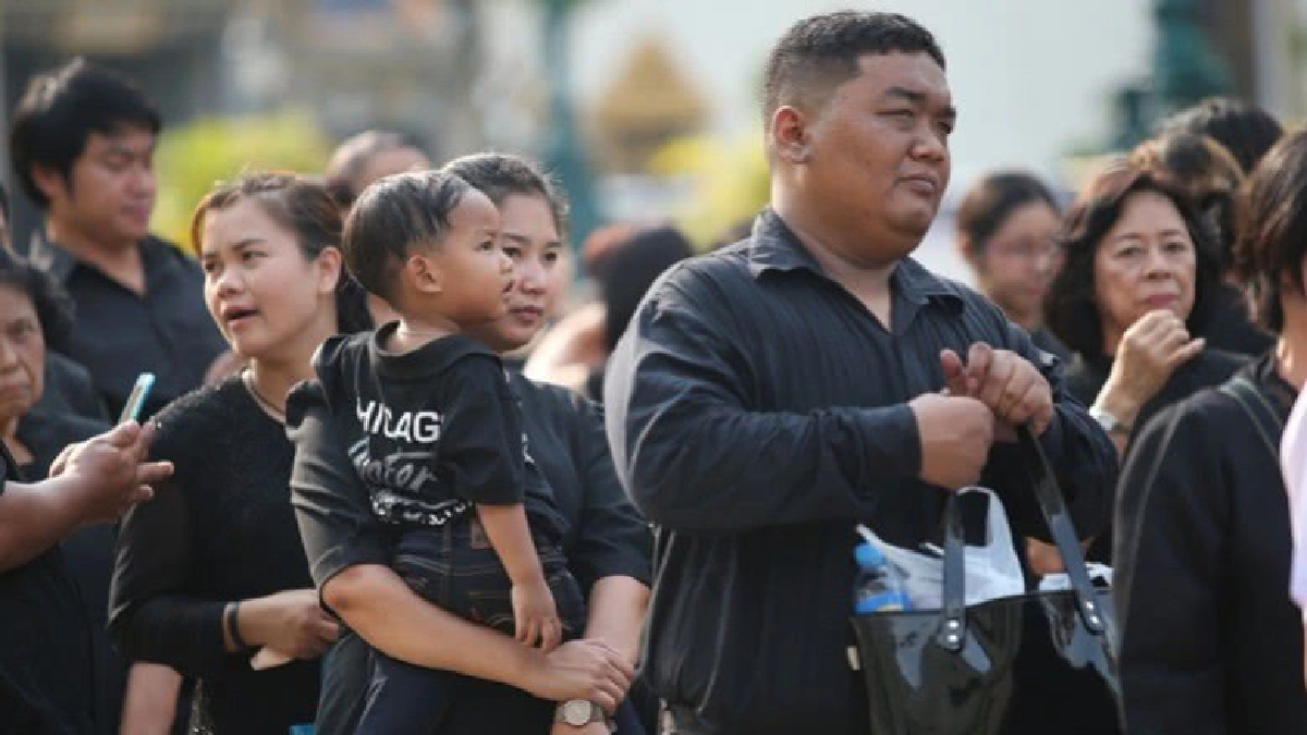 พ่อแม่พาลูกกราบพระบรมศพก่อนเปิดเทอม พ่อแม่พาลูกกราบพระบรมศพก่อนเปิดเทอม