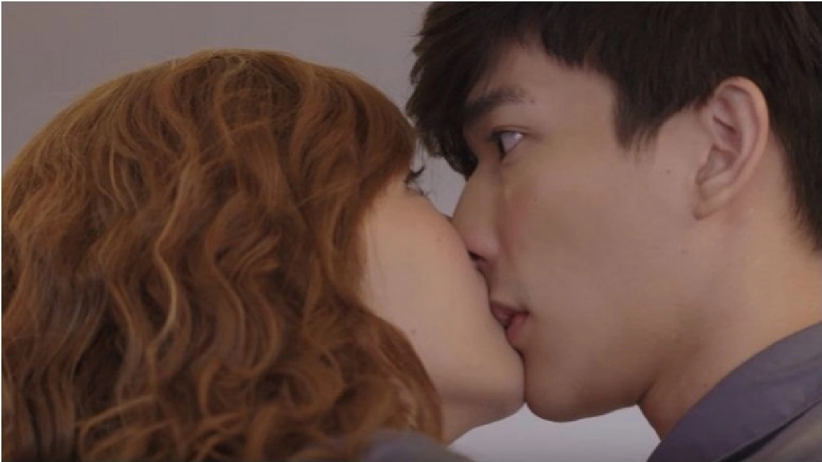 กรี๊ดลั่น!!! 'มายด์' เสียจูบให้ 'ลี' กรี๊ดลั่น!!! 'มายด์' เสียจูบให้ 'ลี'
