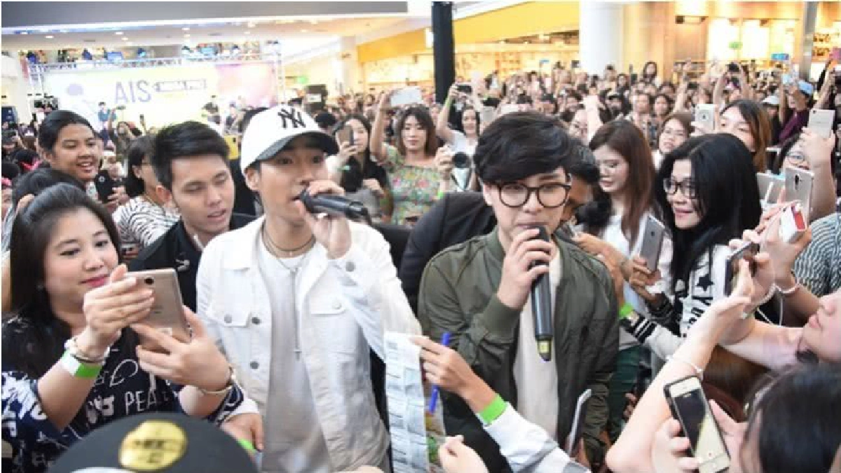 แฟนคลับจิ้น 'เป๊ก ทอม' ห้างแตก