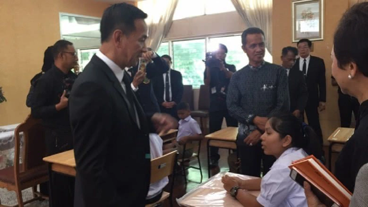 ร.10พระราชทานเงินซื้อโต๊ะเก้าอี้นร.-ครูให้ 267 โรงเรียนใต้ ร.10พระราชทานเงินซื้อโต๊ะเก้าอี้นร.-ครูให้ 267 โรงเรียนใต้