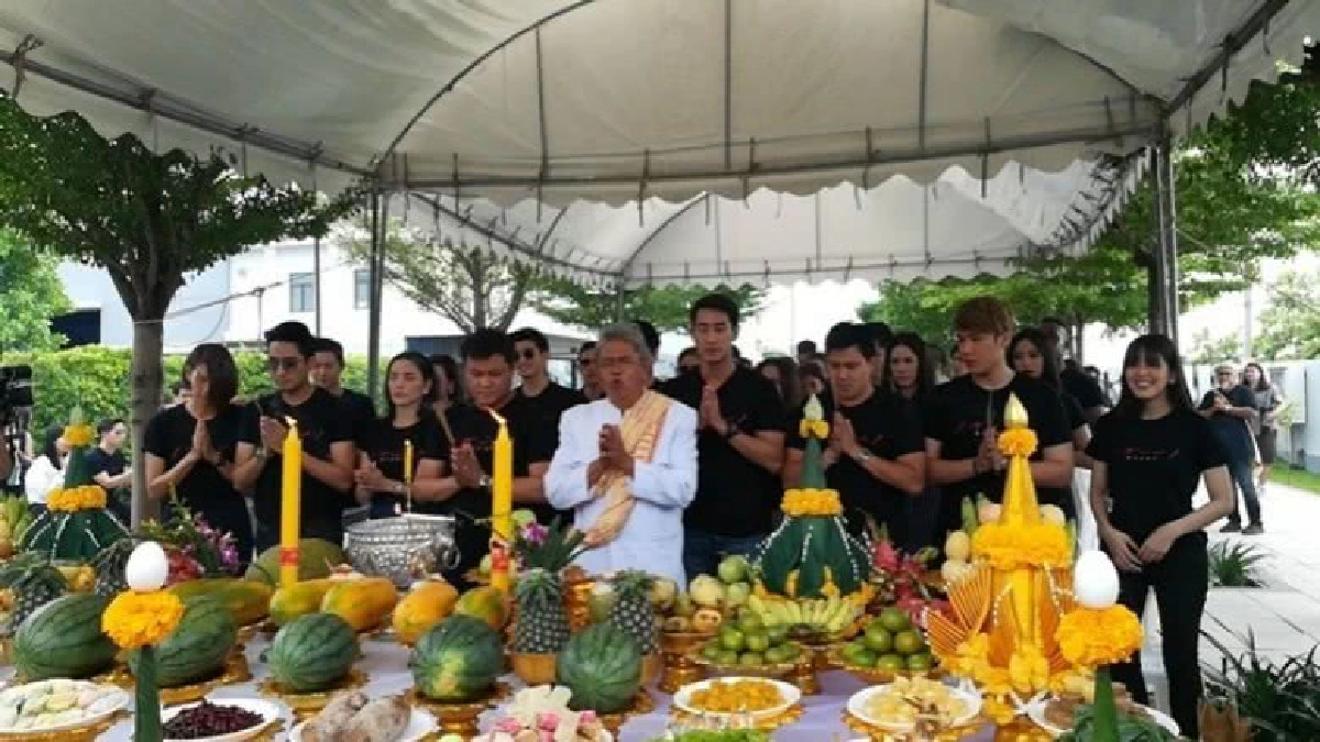 'ป้อง-อ้อม-นุ่น-ตูมตาม' บวงสรวงซีรีส์ 'เสน่หาไดอารี่' 'ป้อง-อ้อม-นุ่น-ตูมตาม' บวงสรวงซีรีส์ 'เสน่หาไดอารี่'