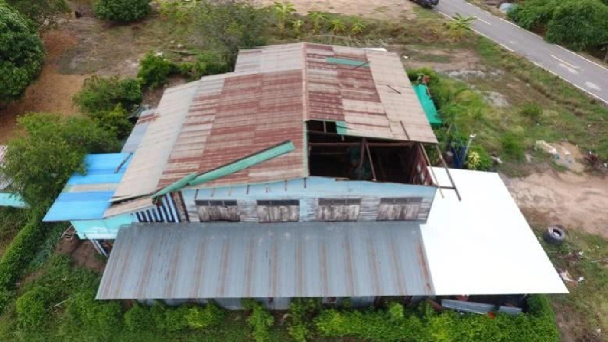 พายุฤดูร้อนพัดบ้านเรือน-เสาไฟฟ้า-ต้นไม้พังเสียหาย