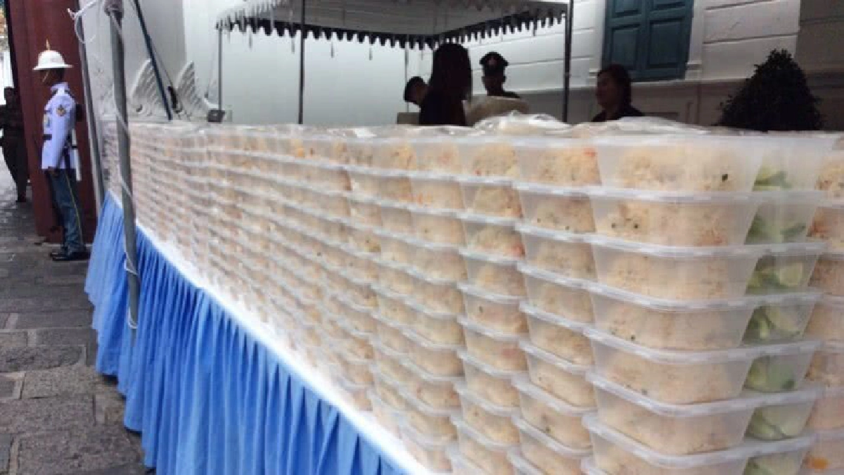  ร.10  พระราชทานอาหาร 4 มื้อ แก่พสนิกรที่มากราบพระบรมศพ