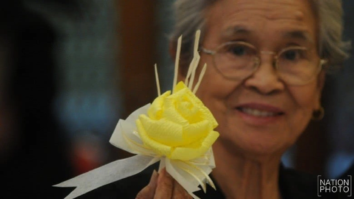 ประชาชนลงทะเบียนร่วมประดิษฐดอกไม้จันทน์แน่นสนามเสือป่า ประชาชนลงทะเบียนร่วมประดิษฐดอกไม้จันทน์แน่นสนามเสือป่า