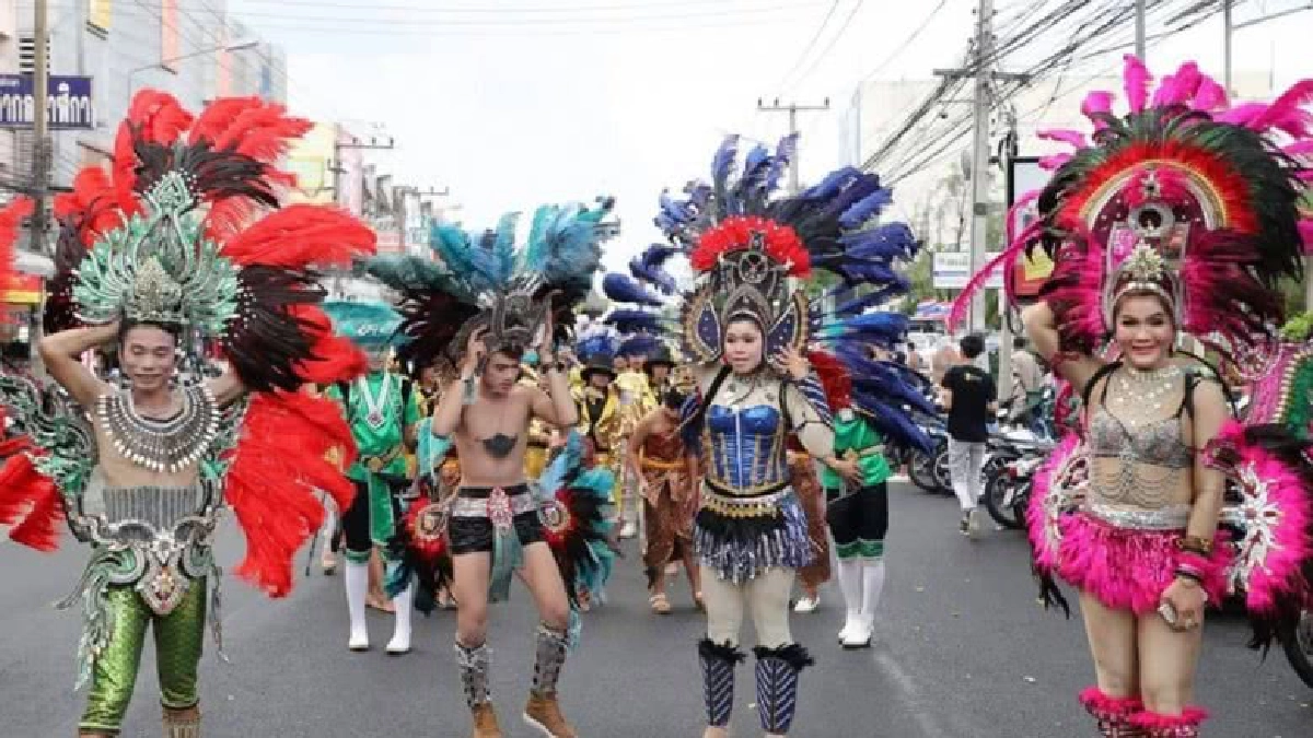  เริ่มแล้วขบวนแห่หมอลำคาร์นิวัล จัดขึ้นเป็นครั้งแรกของโลก