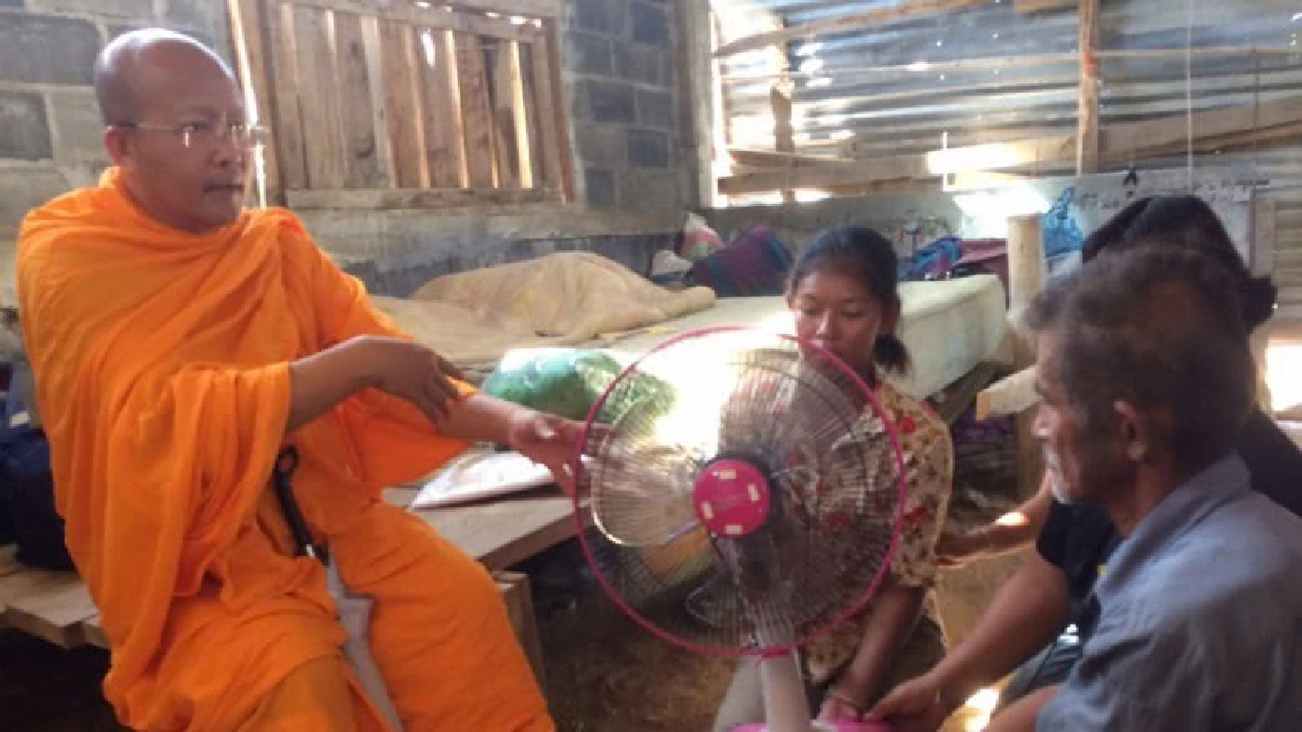 พระครูเจ้าอาวาสรุดช่วยเหลือน้องกวางเด็กยากจน จบ ม.6ไม่มีเงิน