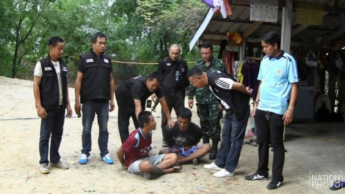 จับสองพี่น้องค้ายายึดของกลาง105เม็ด จับสองพี่น้องค้ายายึดของกลาง105เม็ด