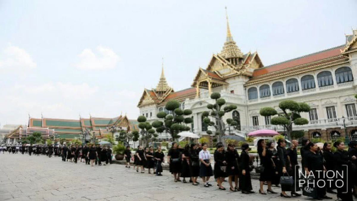 ประชาชนรอกราบพระบรมศพต่อเนื่อง ประชาชนรอกราบพระบรมศพต่อเนื่อง
