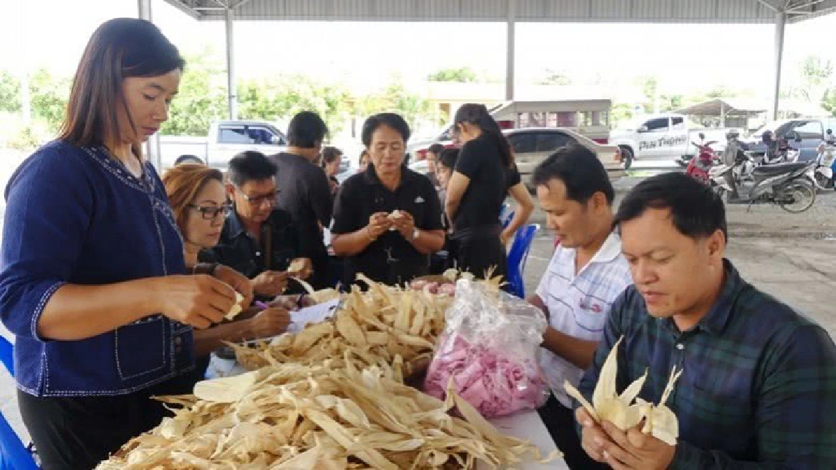 ชาวบ้านร่วมทำดอกไม้จันทน์ถวาย "ในหลวงร.9"