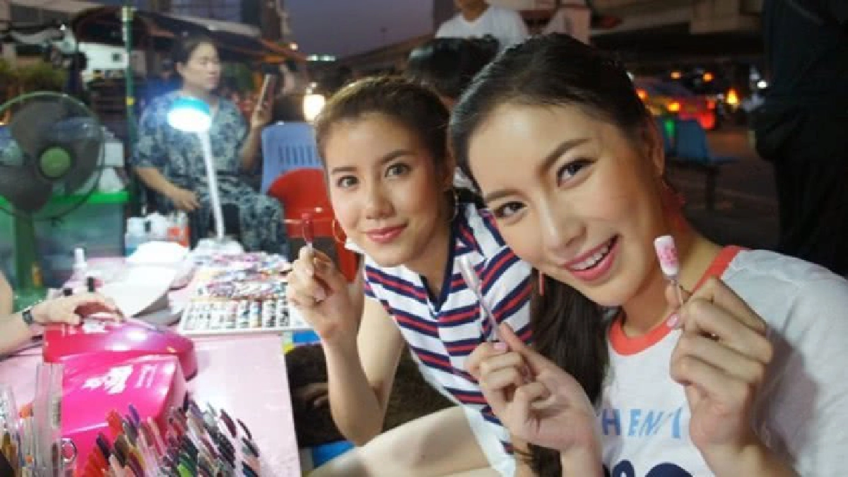 'เอสเธอร์-มุก-เจนนี่' ตะลุยตลาดนัดเลียบด่วนฯ