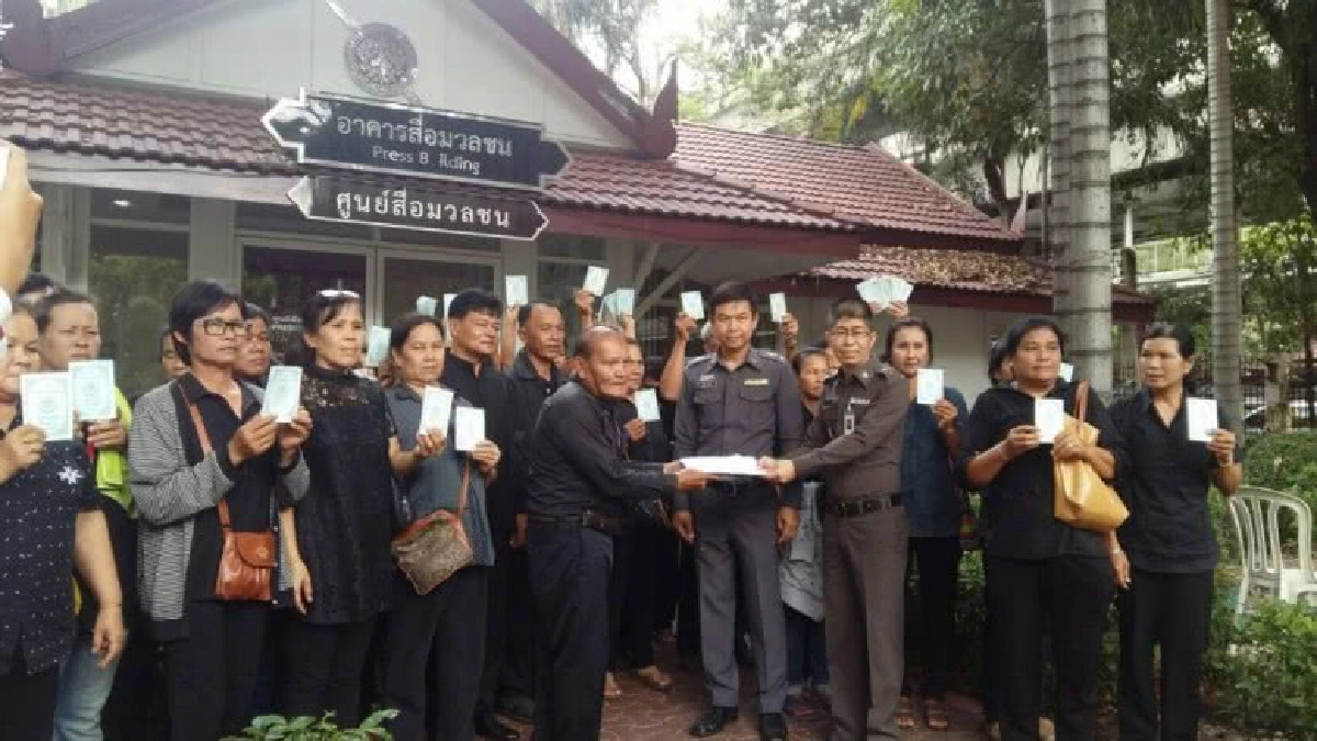 ชาวสามชุกบุกสตช.ร้องถูกโกงเงินฝากออมทรัพย์กว่า15ล้าน ชาวสามชุกบุกสตช.ร้องถูกโกงเงินฝากออมทรัพย์กว่า15ล้าน