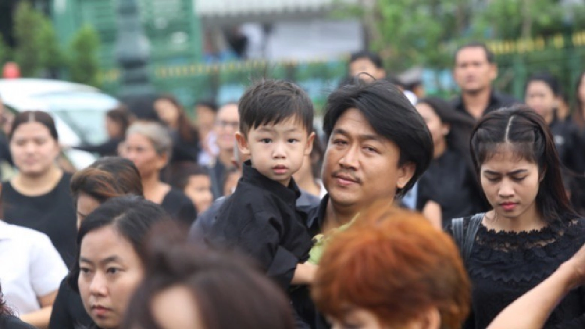 ทุกเพศ-วัยไม่ท้อแดดร้อนตั้งใจต่อแถวรอสักการะพระบรมศพ