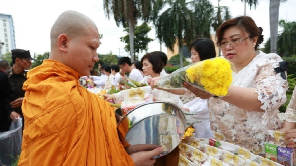 พุทธศาสนิกชนร่วมตักบาตร วันวิสาขบูชา (ภาพชุด) พุทธศาสนิกชนร่วมตักบาตร วันวิสาขบูชา (ภาพชุด)