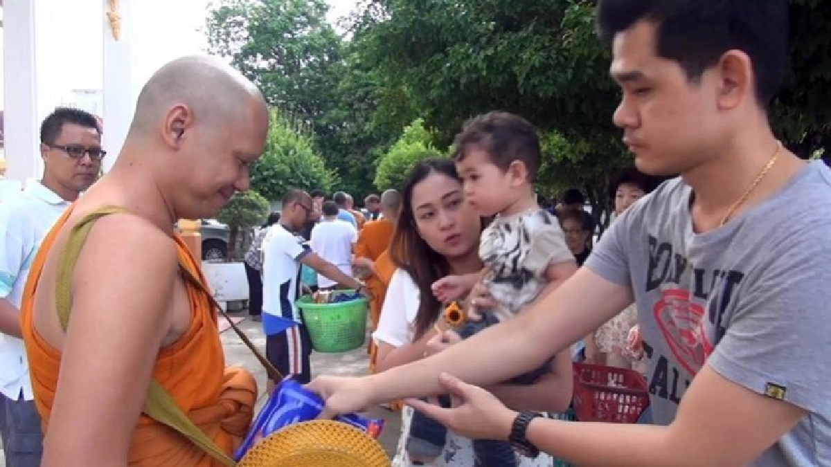 พุทธศาสนิกชนทั่วประเทศหลั่งไหลทำบุญวันวิสาขบูชา