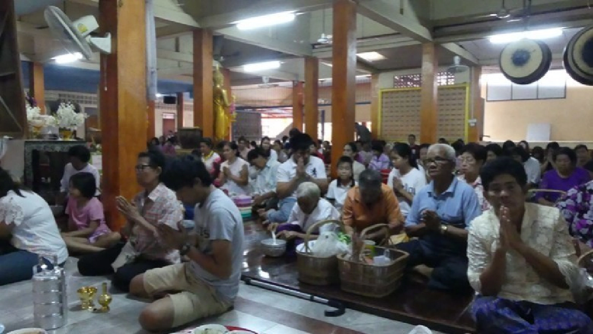 พาครอบครัวทำบุญวันวิสาขบูชาแน่นวัดโบสถ์สามโคก