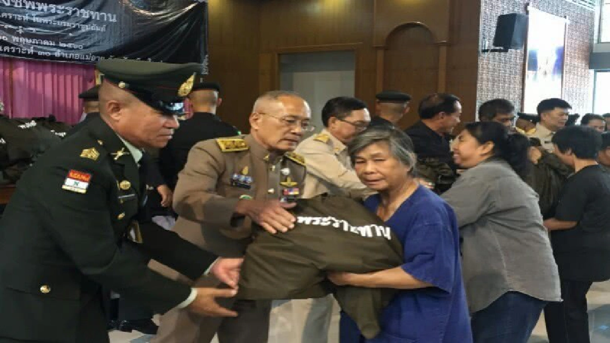 ในหลวงพระราชทานความช่วยเหลือผู้ประสบวาตภัยเชียงใหม่-เชียงราย ในหลวงพระราชทานความช่วยเหลือผู้ประสบวาตภัยเชียงใหม่-เชียงราย