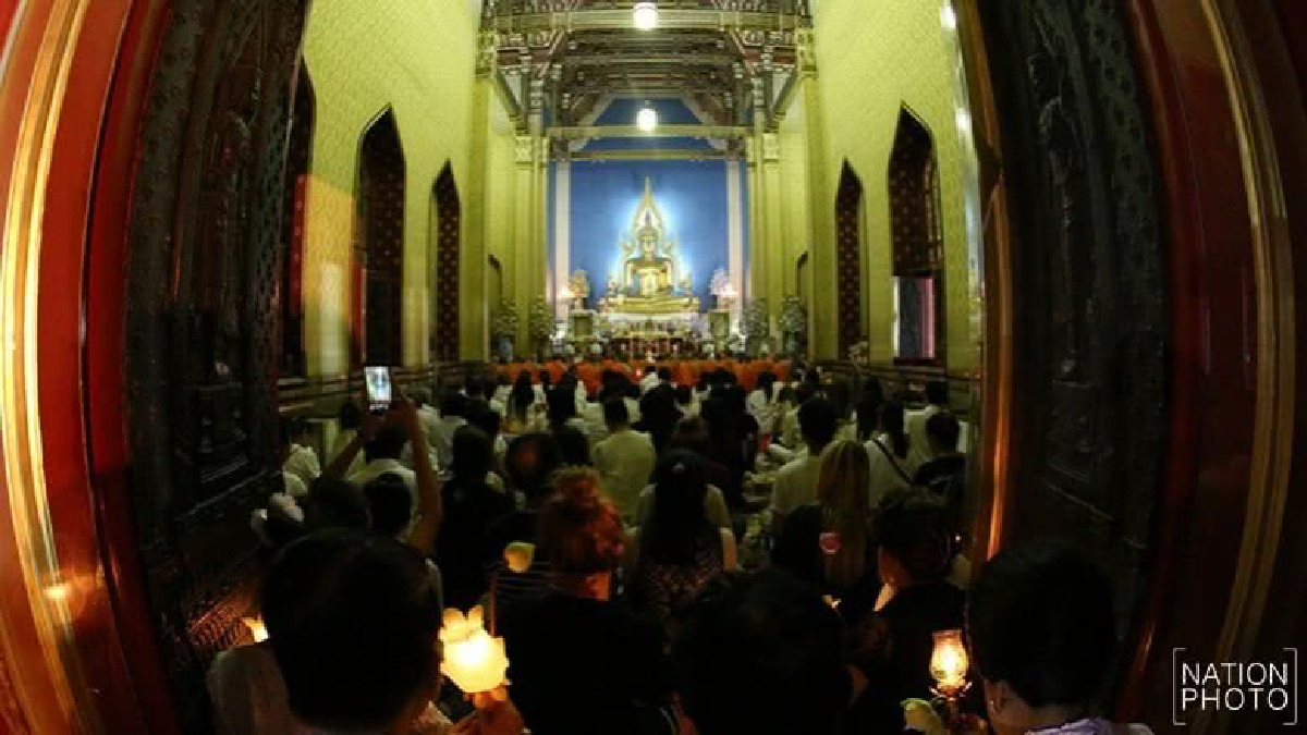 พุทธศาสนิกชนเดินทางมาเวียนเทียนวัดเบญจมบพิตร (ภาพชุด)