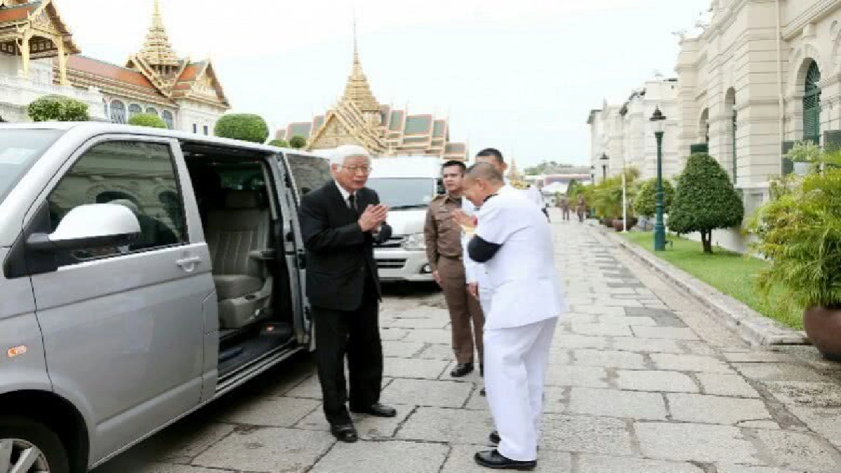 ตัวแทนจากฟุกุโอะกะลงนามถวายพระพรในหลวง ร.9 ตัวแทนจากฟุกุโอะกะลงนามถวายพระพรในหลวง ร.9