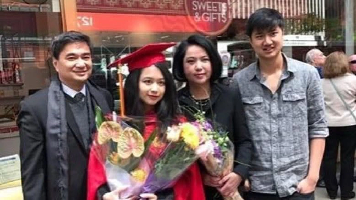 "มาร์ค" ปลื้ม "น้องปราง" จบ ป.โทด้านศิลปะจากอเมริกา "มาร์ค" ปลื้ม "น้องปราง" จบ ป.โทด้านศิลปะจากอเมริกา