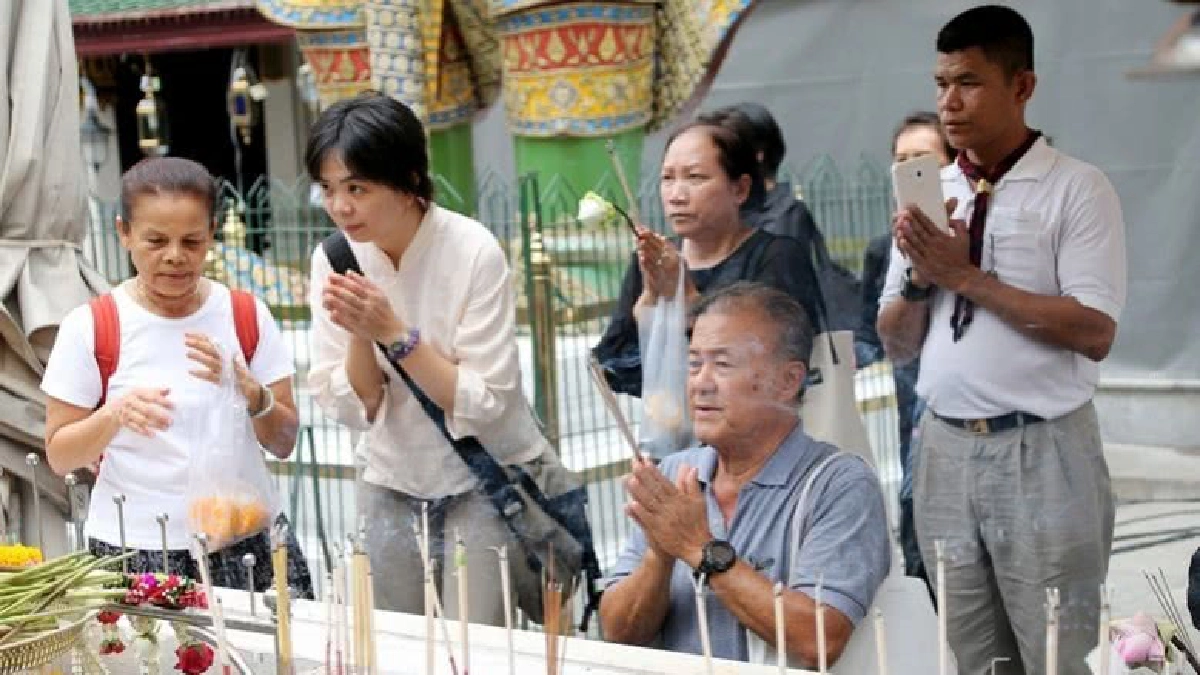 พุทธศาสนิกชนเวียนเทียนกับครอบครัว (ภาพชุด) พุทธศาสนิกชนเวียนเทียนกับครอบครัว (ภาพชุด)