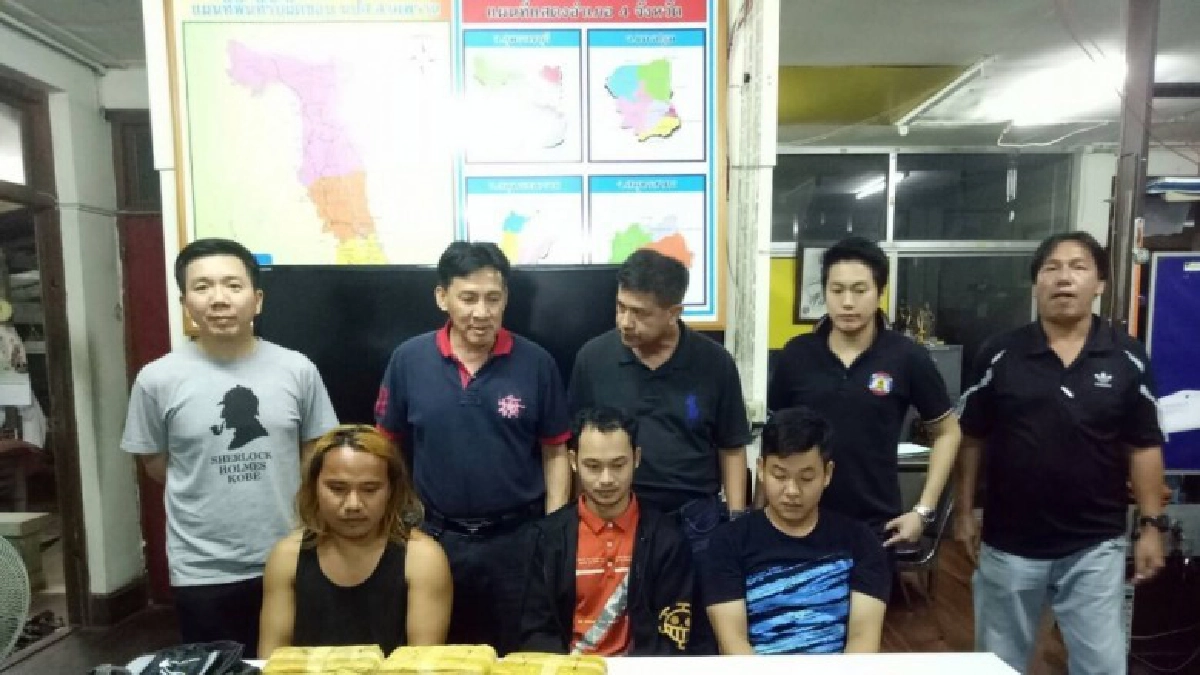 ปส.ซ้อนแผนจับ 3 หนุ่มรับจ้างเร่ขายยาบ้าแสนเม็ด ปส.ซ้อนแผนจับ 3 หนุ่มรับจ้างเร่ขายยาบ้าแสนเม็ด