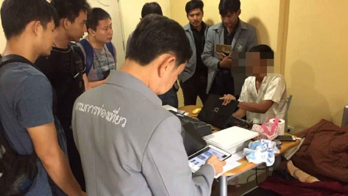 ปลอมสารพัดบัตร! ตร.ท่องเที่ยวบุกทลายแหล่งย่านหนองแขม ปลอมสารพัดบัตร! ตร.ท่องเที่ยวบุกทลายแหล่งย่านหนองแขม