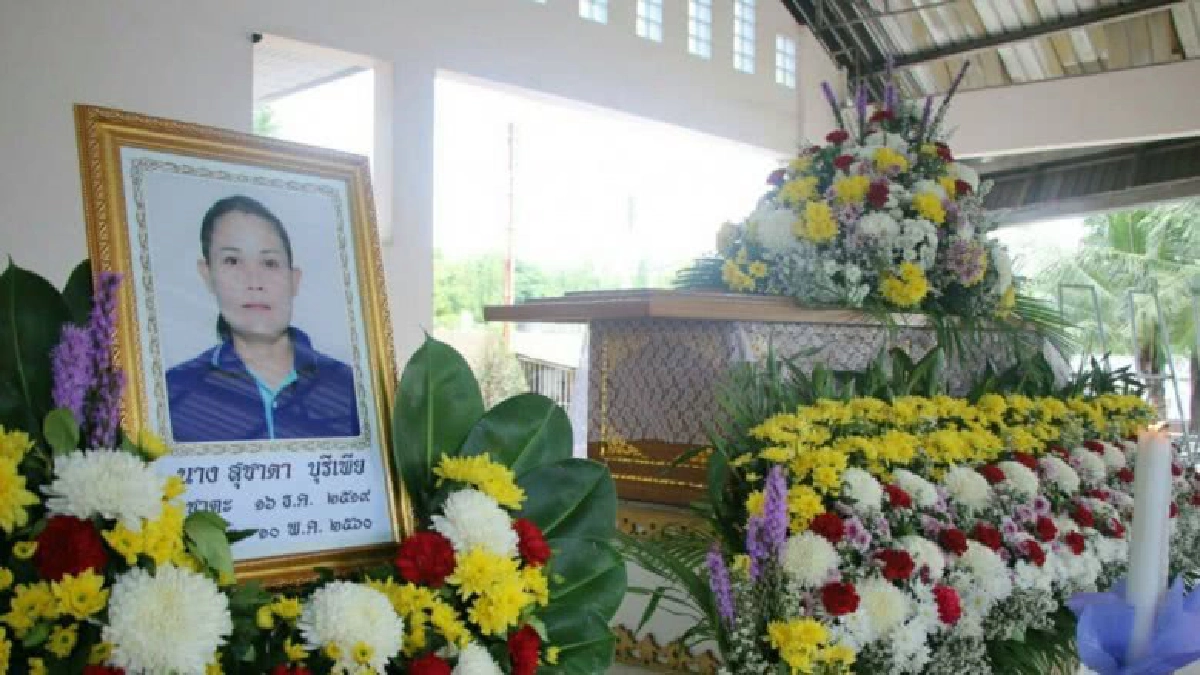 ญาตินำศพสาวเคราะหฺ์ร้ายเดินโทรศัพท์ถูกรถชนทำพิธีสวด ญาตินำศพสาวเคราะหฺ์ร้ายเดินโทรศัพท์ถูกรถชนทำพิธีสวด