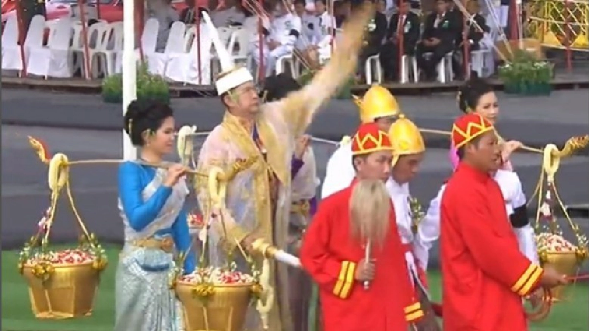 พระโคกินข้าว-ข้าวโพด-หญ้า-ธัญญาหาร ผลาหาร-น้ำท่าบริบูรณ์ พระโคกินข้าว-ข้าวโพด-หญ้า-ธัญญาหาร ผลาหาร-น้ำท่าบริบูรณ์