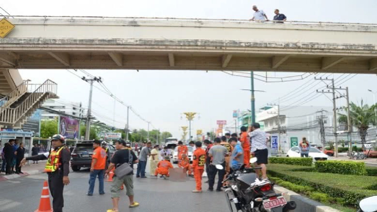 ดับอนาถ!! สาวใหญ่โดดสะพานลอยฆ่าตัวตาย-รถบัสเหยียบซ้ำ ดับอนาถ!! สาวใหญ่โดดสะพานลอยฆ่าตัวตาย-รถบัสเหยียบซ้ำ