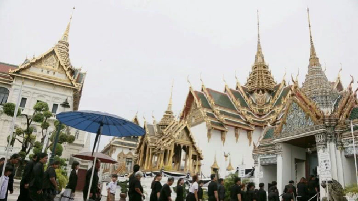 ประชาชนฝ่าสายฝนสักการะพระบรมศพ ประชาชนฝ่าสายฝนสักการะพระบรมศพ