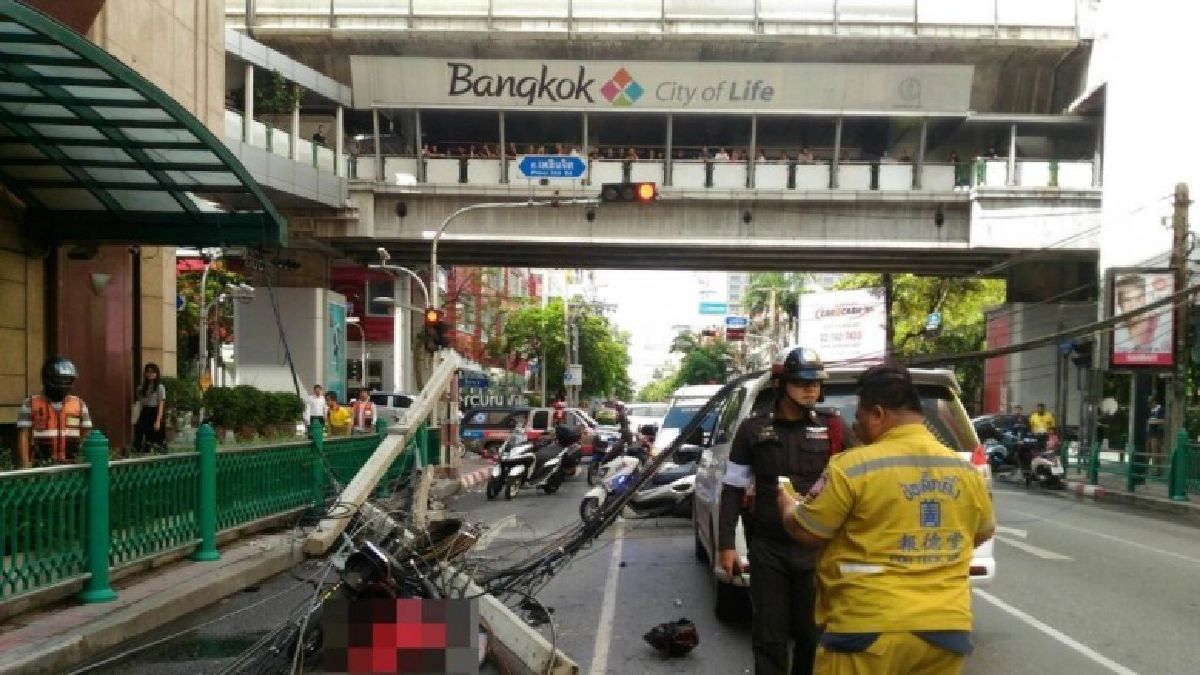 ตร.เร่งสอบหาผู้รับผิดชอบต้นไม้ล้มพาดเสาไฟทับสาวขี่จยย.ดับ