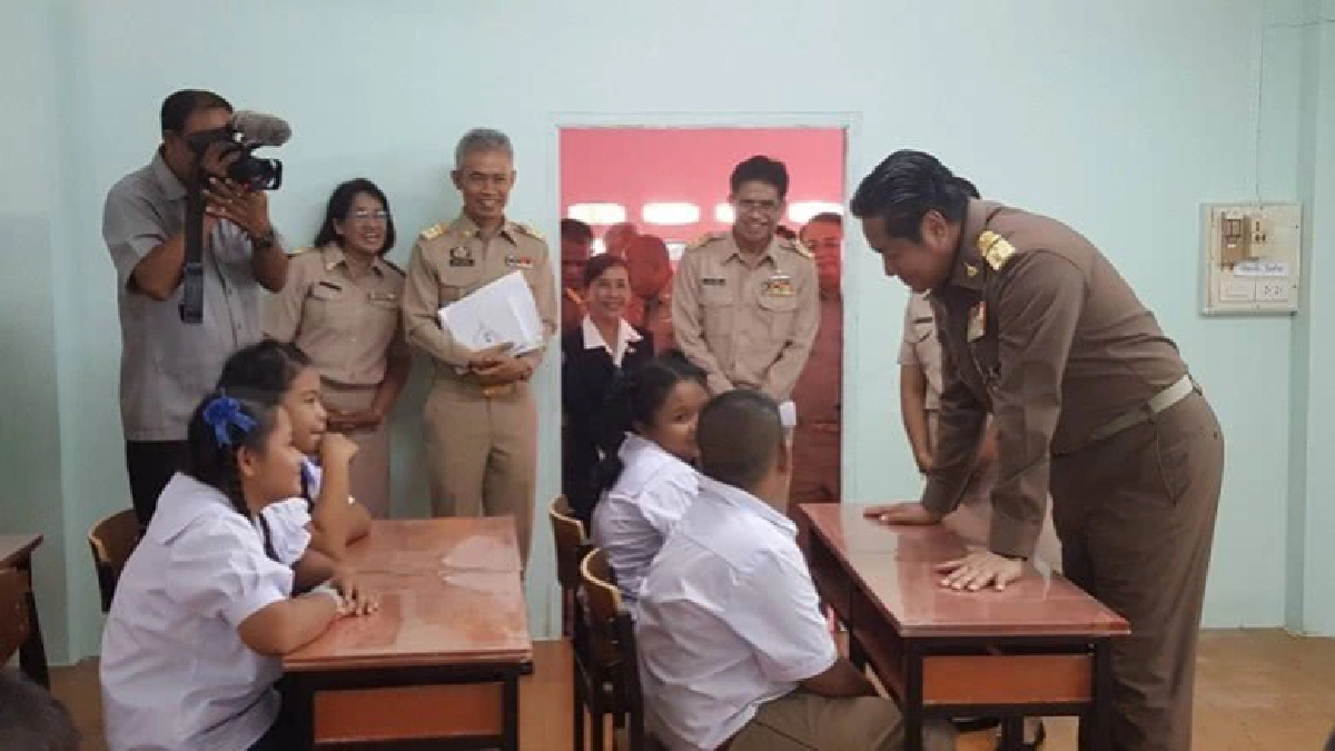  องคมนตรี เดินทางลงใต้ เติมขวัญและกำลังใจแก่ครู-นักเรียน