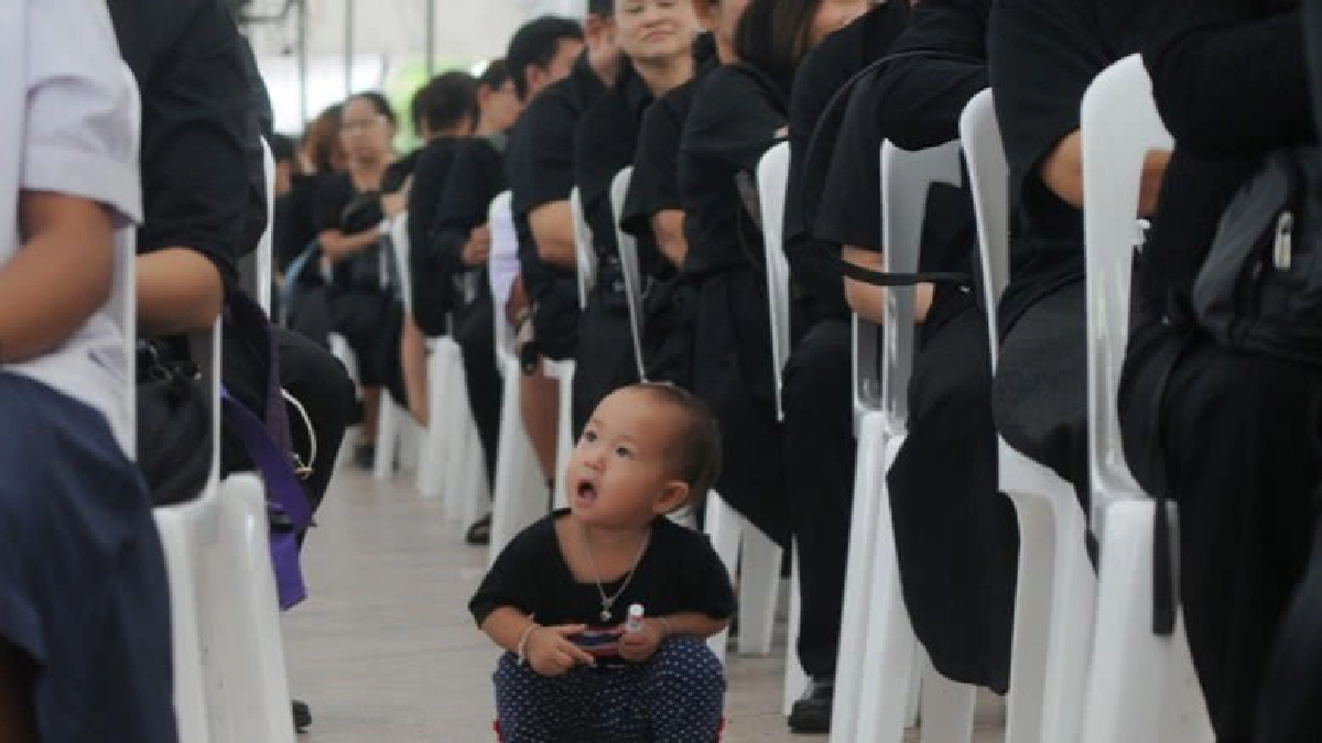 วันหยุดสุดสัปดาห์ ฝ่าสายฝนเข้ากราบพระบรมศพเนืองแน่น 