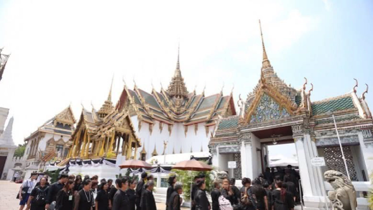 ประชาชน พระสงฆ์  ร่วมบำเพ็ญกุศลพระบรมศพ ในหลวง ร.9