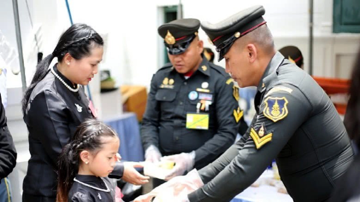 ในหลวง ทรงห่วงใยประชาชนที่เดินทางมากราบพระบรมศพ  