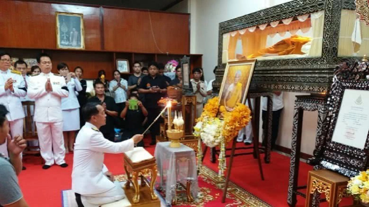 โปรดเกล้าพระราชทานน้ำหลวงอาบศพ "หลวงปู่สนธิ์" โปรดเกล้าพระราชทานน้ำหลวงอาบศพ "หลวงปู่สนธิ์"