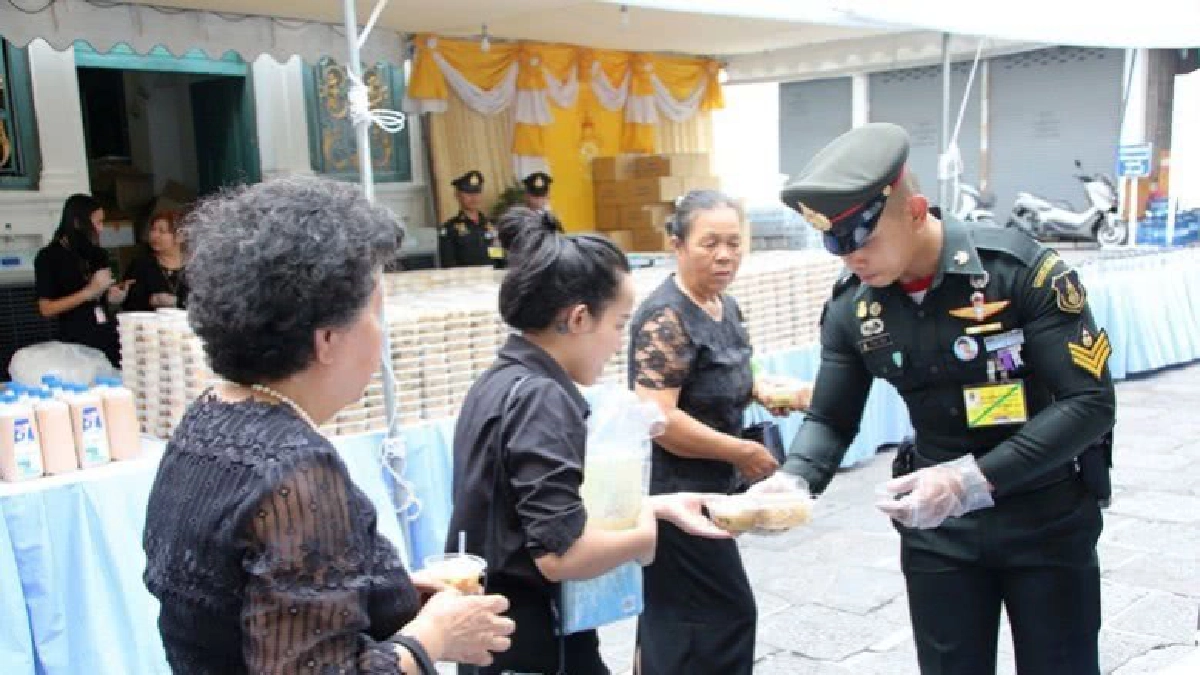 อาหารพระราชทานยังมีแจกให้ประชาชนที่มากราบพระบรมศพทุกวัน