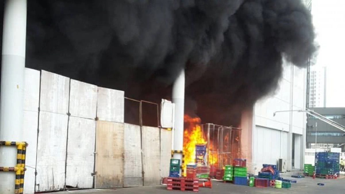 ด่วน!! ไฟไหม้ห้างดังย่านสะพานควาย (ชมคลิป) ด่วน!! ไฟไหม้ห้างดังย่านสะพานควาย (ชมคลิป)