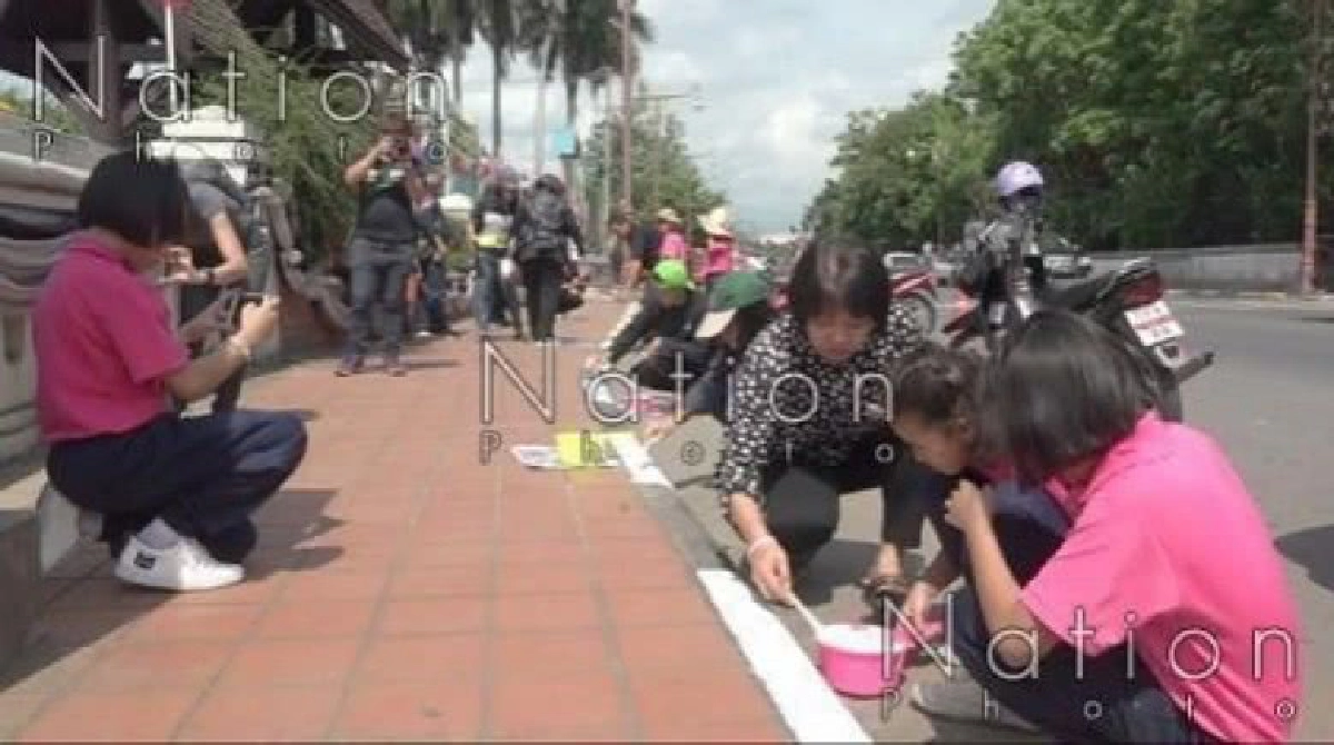นร.จุมปีวนิดาภรณ์ทาสีถนนปรับจุดเสี่ยงรับเปิดเทอม นร.จุมปีวนิดาภรณ์ทาสีถนนปรับจุดเสี่ยงรับเปิดเทอม