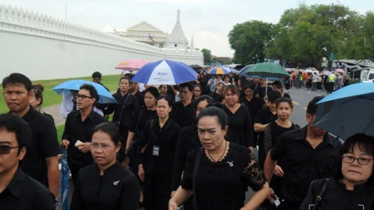 แดด-ฝน ไม่ใช่อุปสรรคในการเข้ากราบพระบรมศพ แดด-ฝน ไม่ใช่อุปสรรคในการเข้ากราบพระบรมศพ