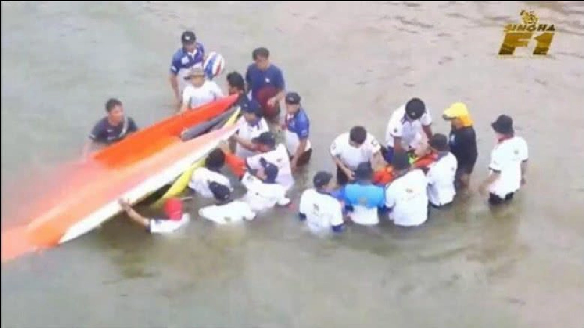 ชาวเน็ตแห่ห้าม“เปิ้ล นาคร”แข่งเรือเร็ว ชาวเน็ตแห่ห้าม“เปิ้ล นาคร”แข่งเรือเร็ว
