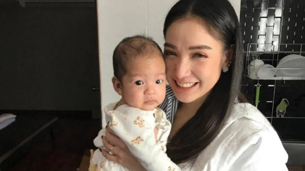 ประกันตัวปุ๊บ!! ‘แพท’ รุดทำหน้าที่แม่ ประกันตัวปุ๊บ!! ‘แพท’ รุดทำหน้าที่แม่