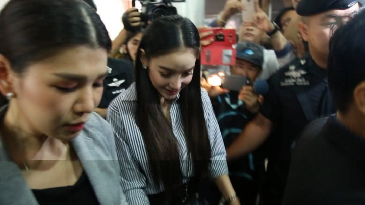 "แพท"ยิ้มสู้ หลังคุมตัวฝากขัง !! ศาลอาญา